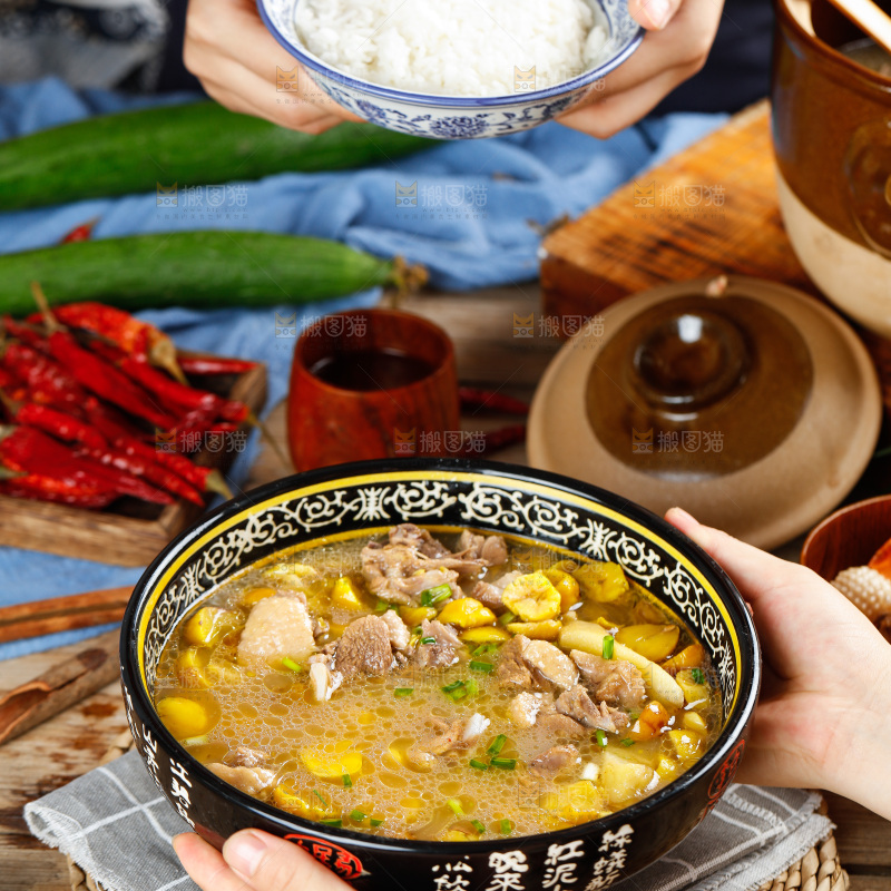 手端着一碗板栗土鸡汤