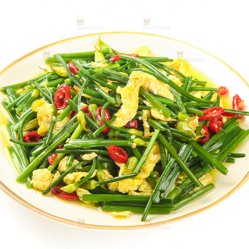 白底上的一盘韭菜苔鸡蛋