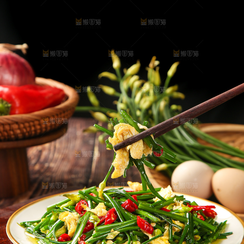 筷子上夹着韭菜苔炒鸡蛋