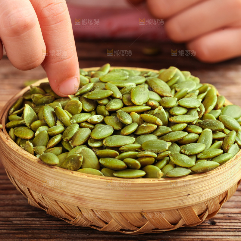 手拿着篮子里的瓜子仁