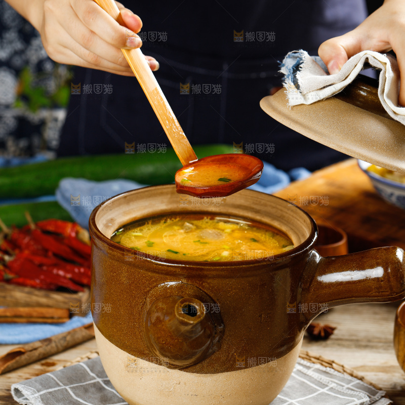 勺子里舀着板栗鸡汤