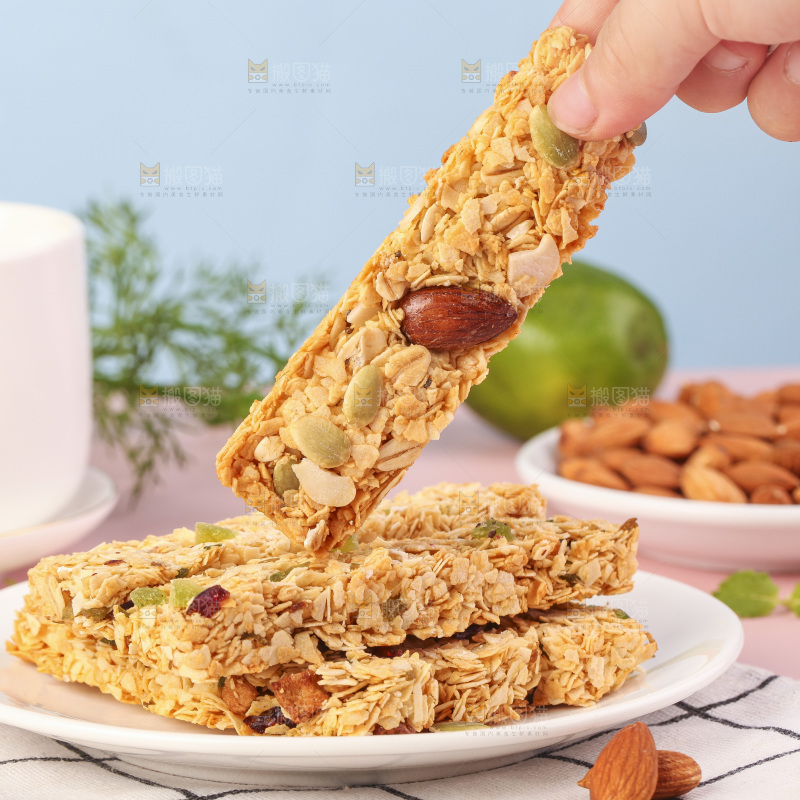 手里拿着谷物燕麦脆