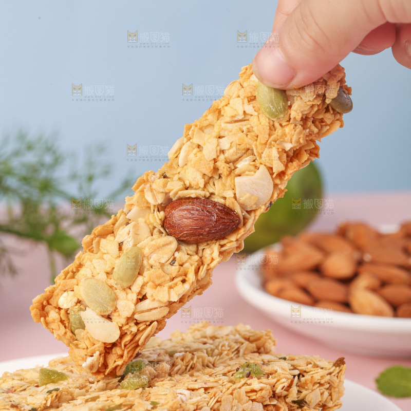 手里拿着谷物燕麦脆