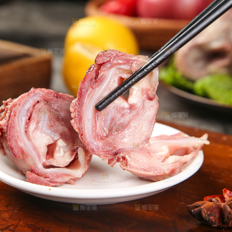 筷子上夹着脆骨肉片