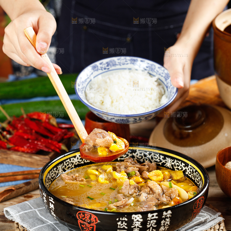 勺子里舀着板栗炖鸡