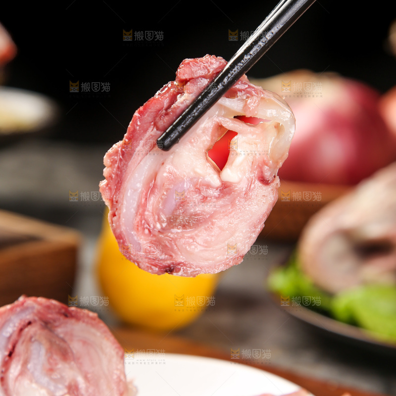 筷子上夹着脆骨肉片