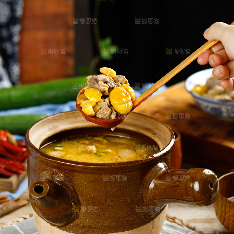 勺子里舀着板栗炖鸡