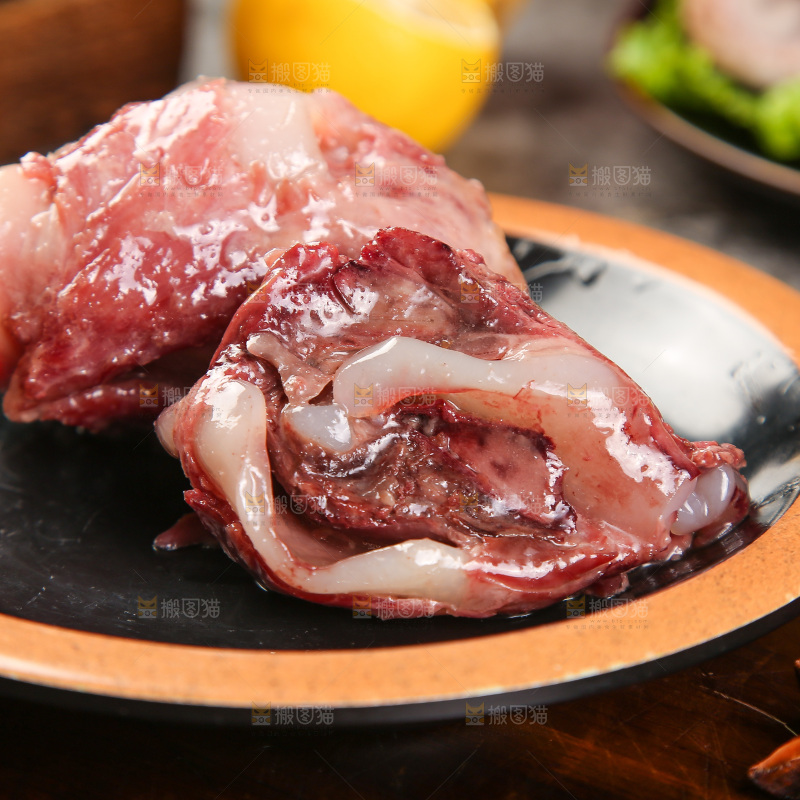 盘子里的煮脆骨肉