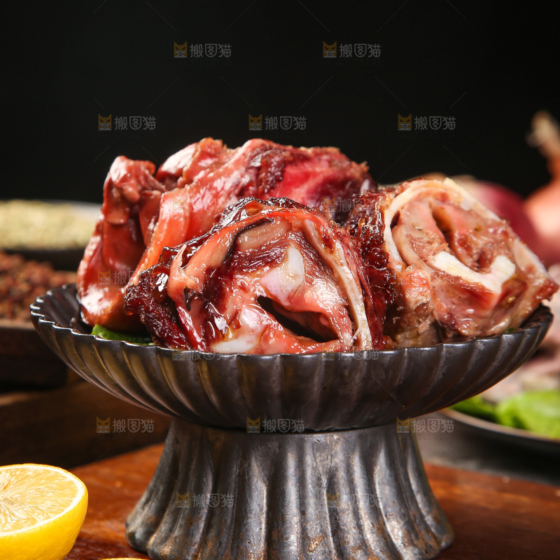 盘子里的酱香脆骨肉
