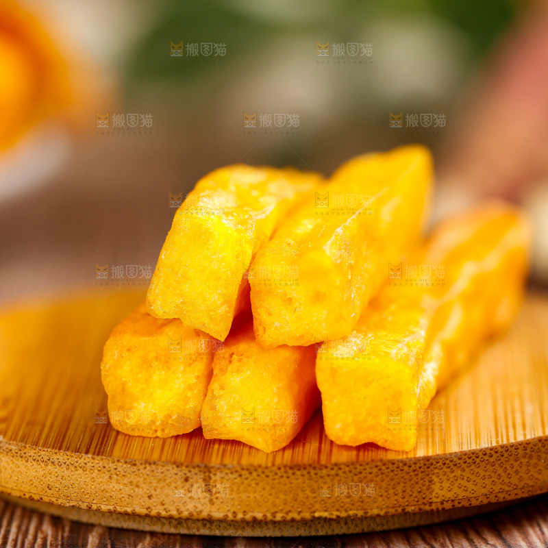 木板上的红薯脆干