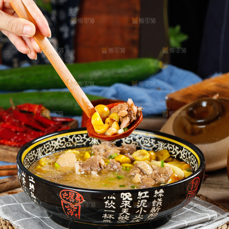 勺子里舀着板栗炖鸡