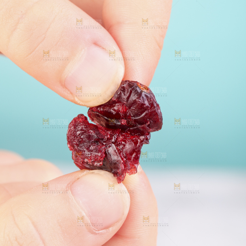 手拿着撕开的蔓越莓干