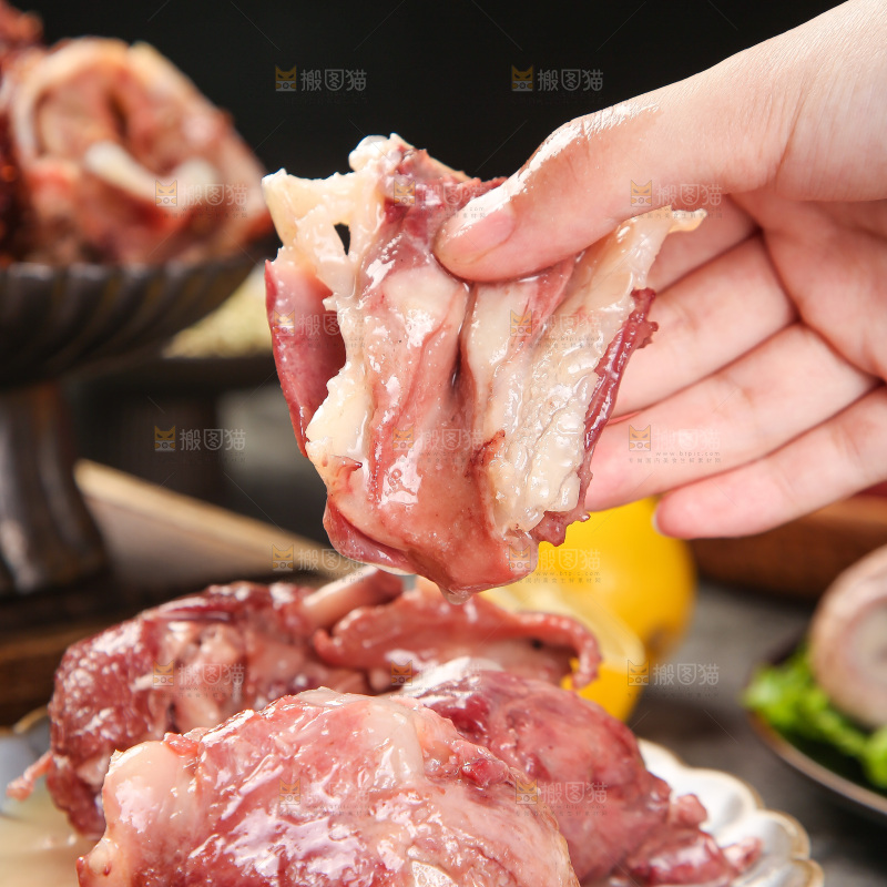 手里拿着水煮脆骨肉