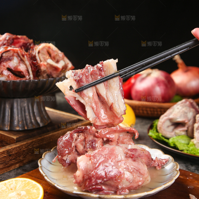 筷子上夹着脆骨肉