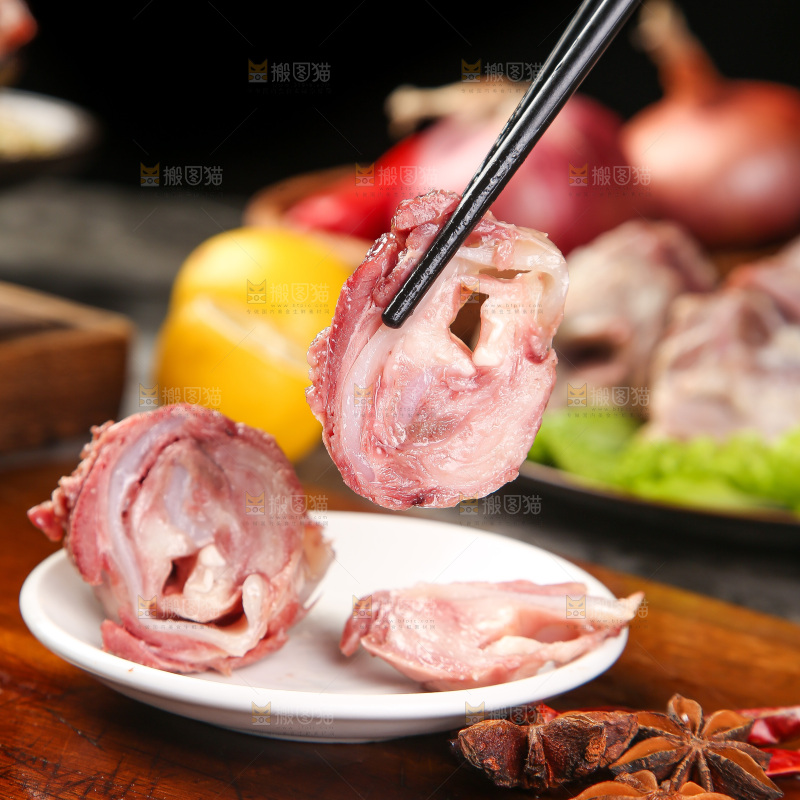 筷子上夹着脆骨肉片