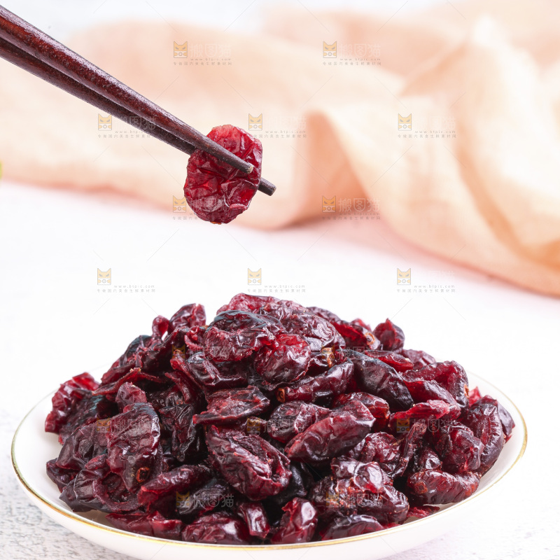 筷子上夹着蔓越莓果干