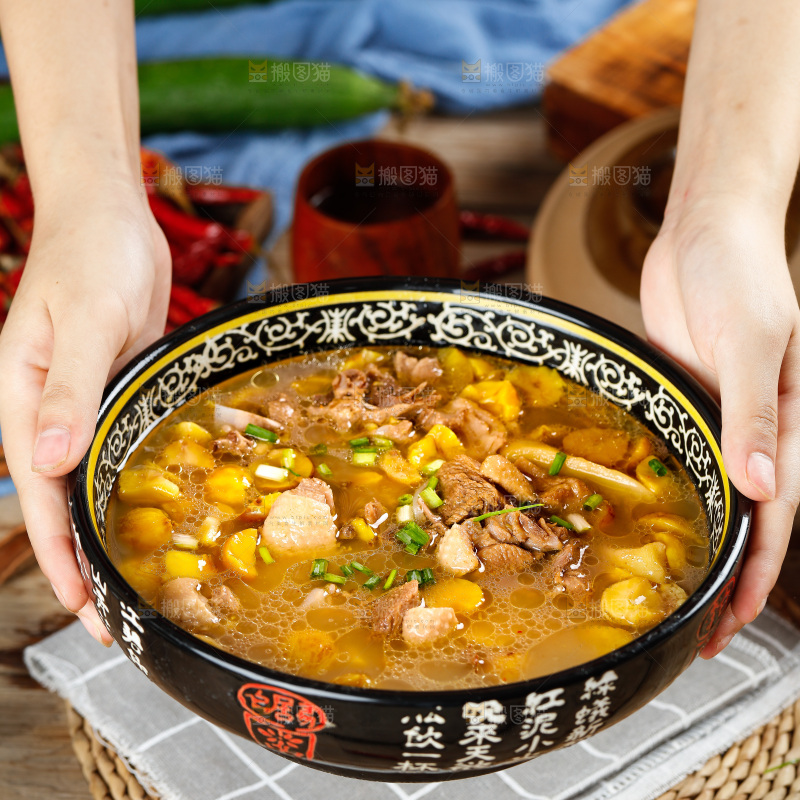 手端着一碗板栗土鸡汤