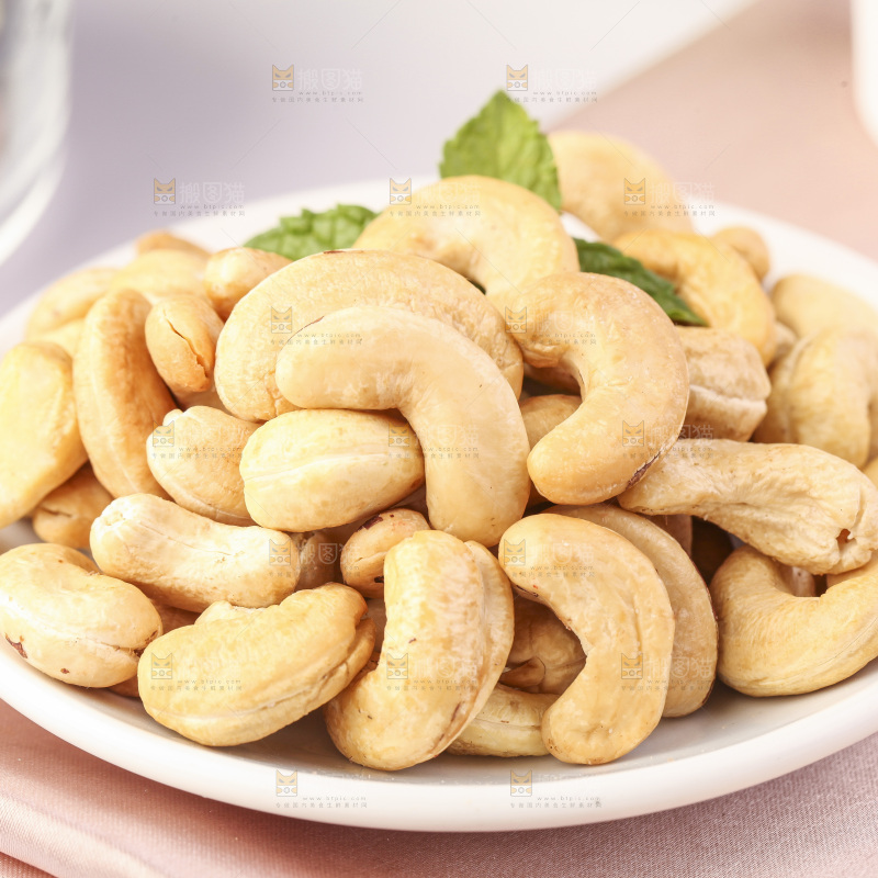 浅底上的一盘腰果仁
