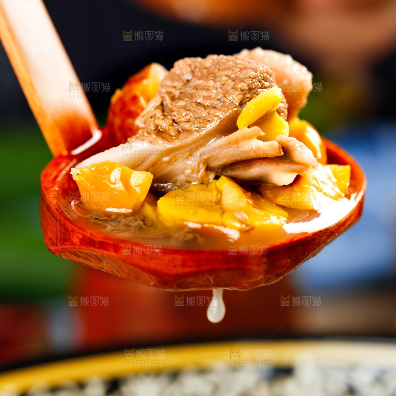 勺子里舀着板栗炖鸡