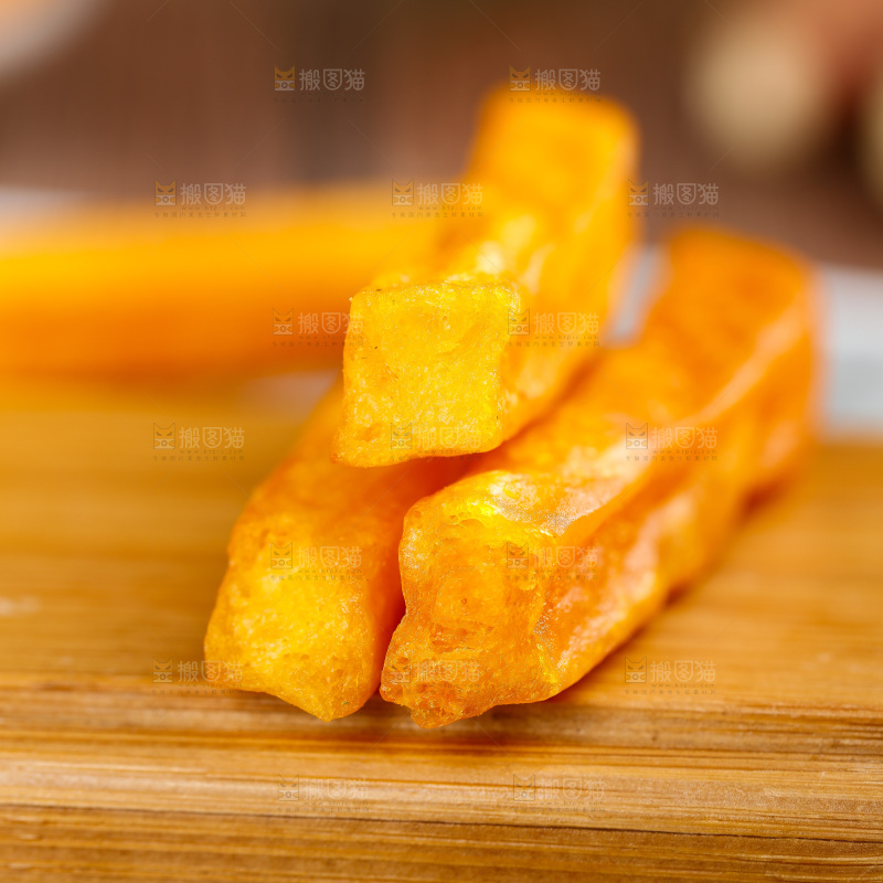 木板上的红薯脆干