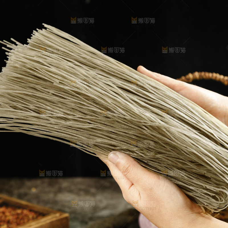 手里拿着红薯粉