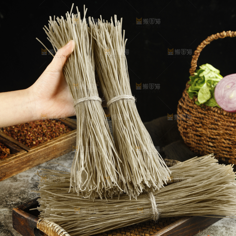 手里拿着红薯粉条