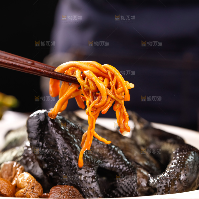 筷子上夹着虫草花