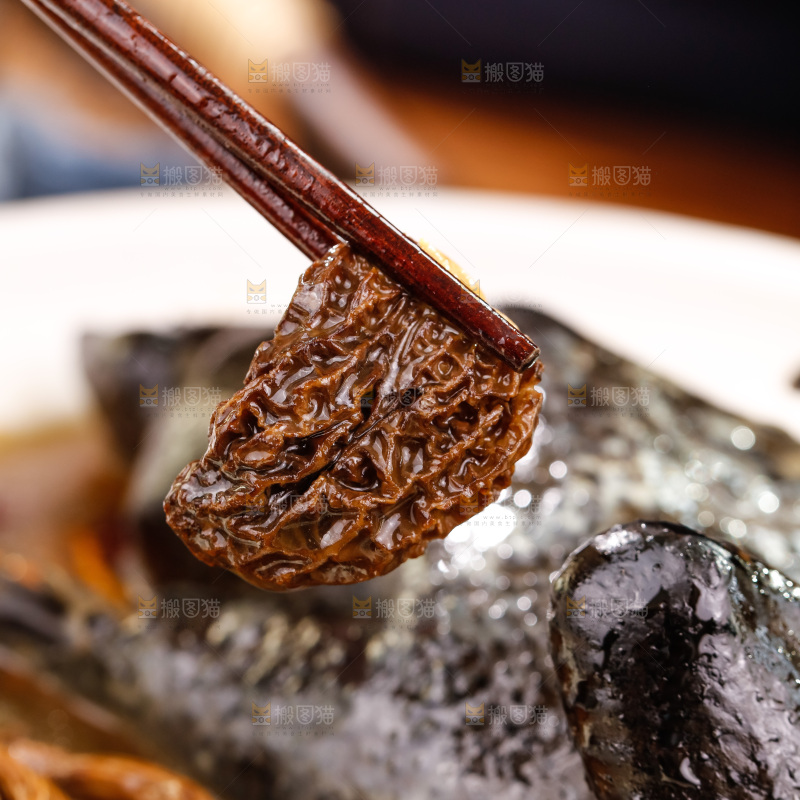 筷子上夹着羊肚菌