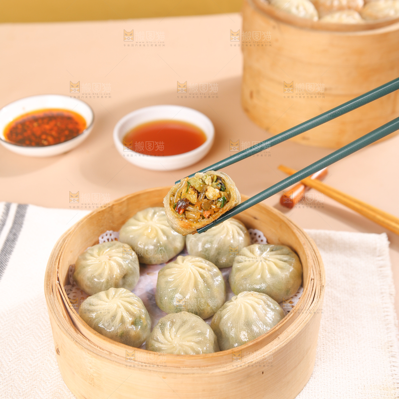 筷子上夹着粉丝包子
