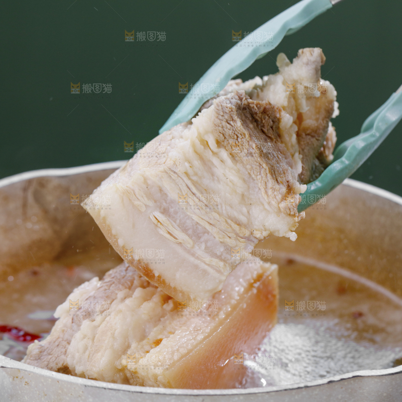 夹子上夹着五花肉