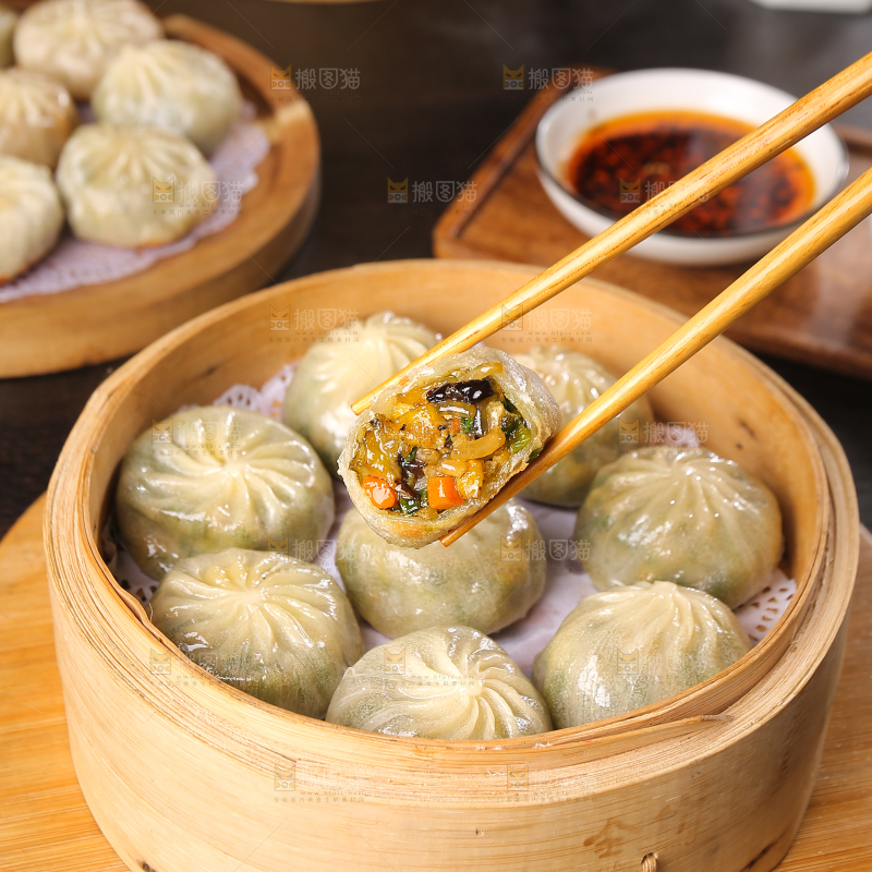 筷子上夹着粉丝包子