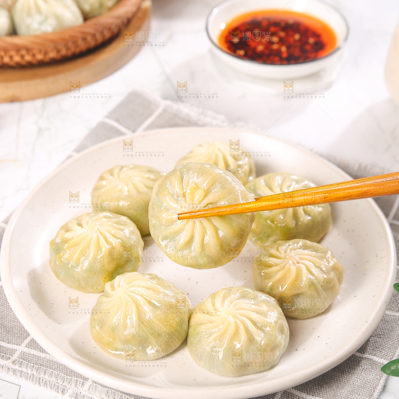 筷子上夹着小笼包