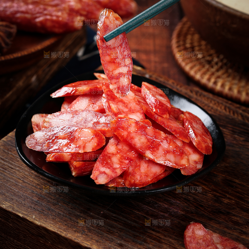 筷子上夹着广式腊肠
