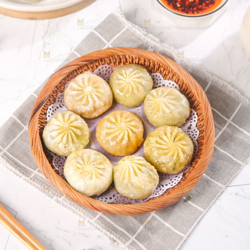 格子布上的一篮小煎包