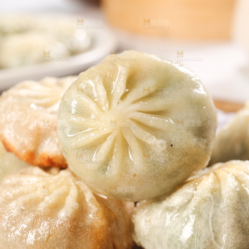 木盘上的粉丝煎包