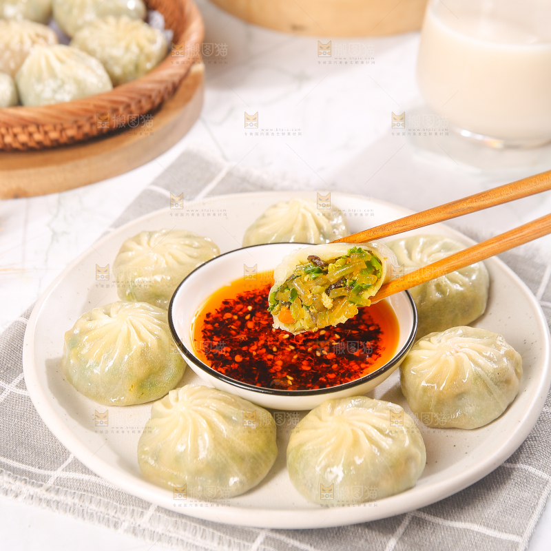 筷子上夹着粉丝包子