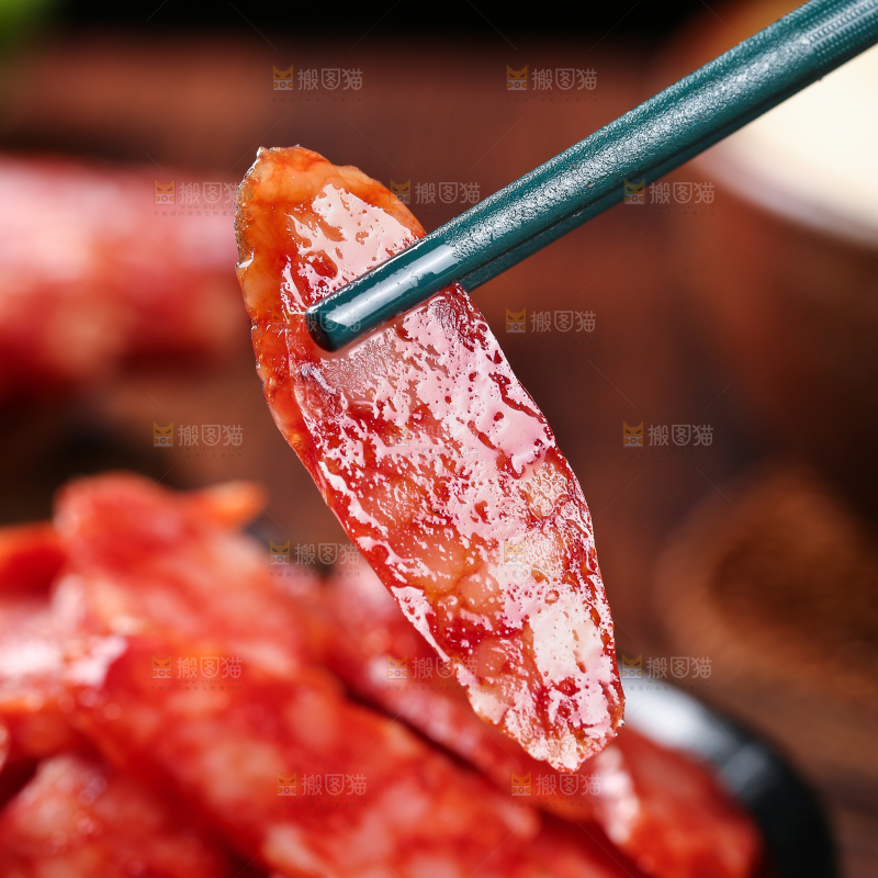 筷子上夹着广式腊肠