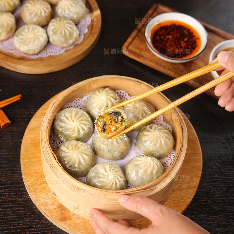 筷子上夹着粉丝包子