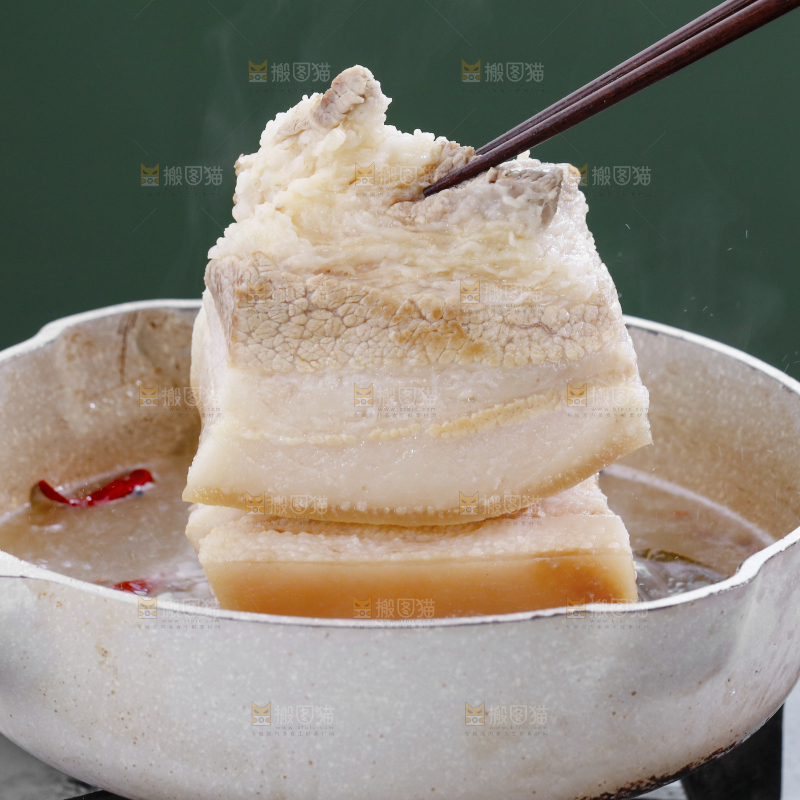 筷子上夹着五花肉