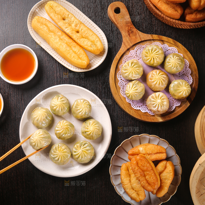 筷子上夹着包子