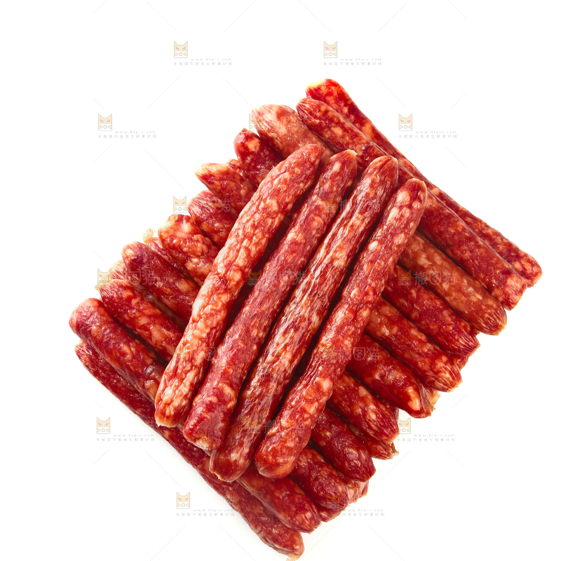 白底上摆放着广式腊肠