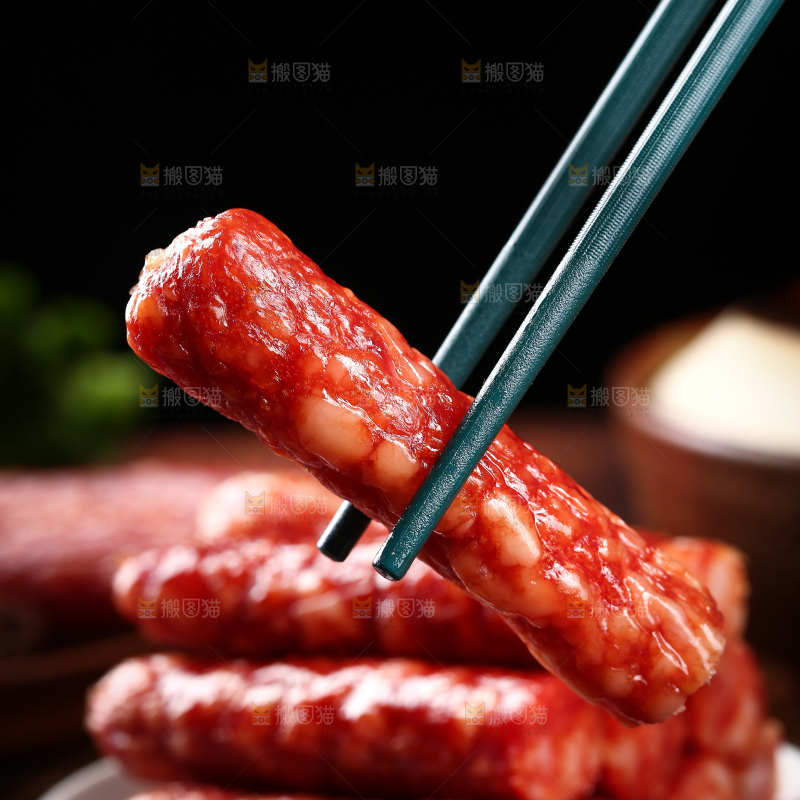 筷子上夹着广味腊肠