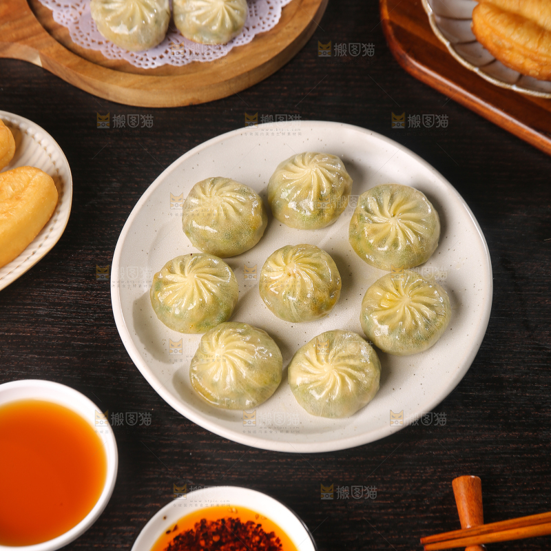 深底上摆放着的早餐