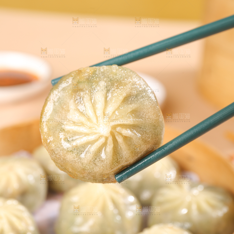 筷子上夹着粉丝包子