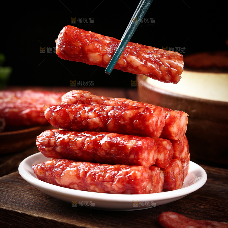 筷子上夹着广味腊肠