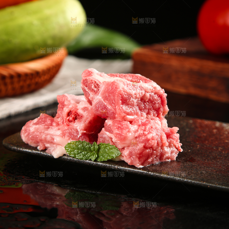 黑底上放着新鲜猪排骨