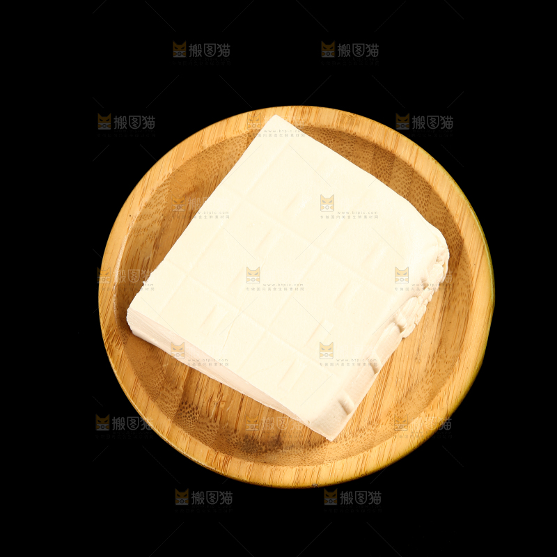 盘子里放着一块豆腐