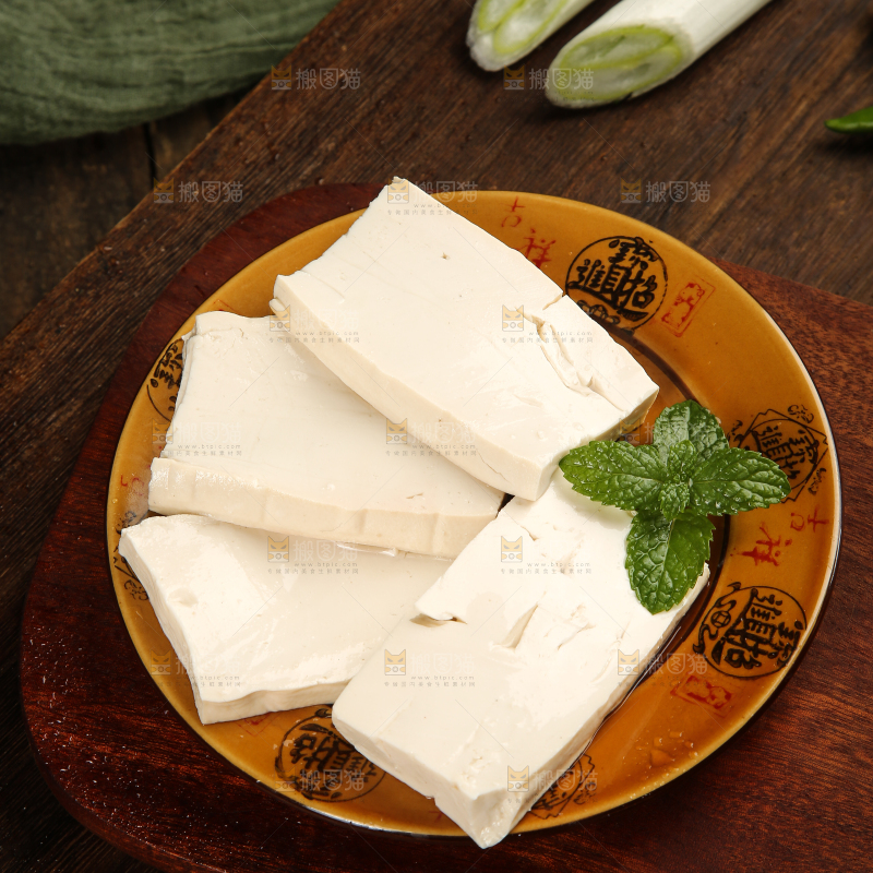 木板上放着一盘豆腐块