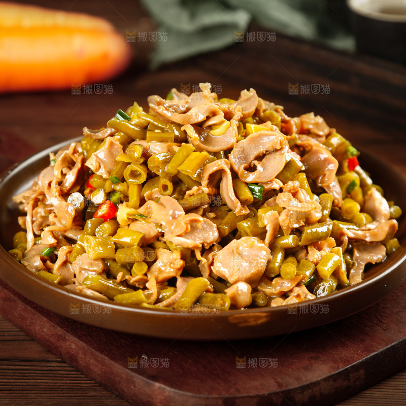 木底上放着一盘酸豆角炒鸡胗