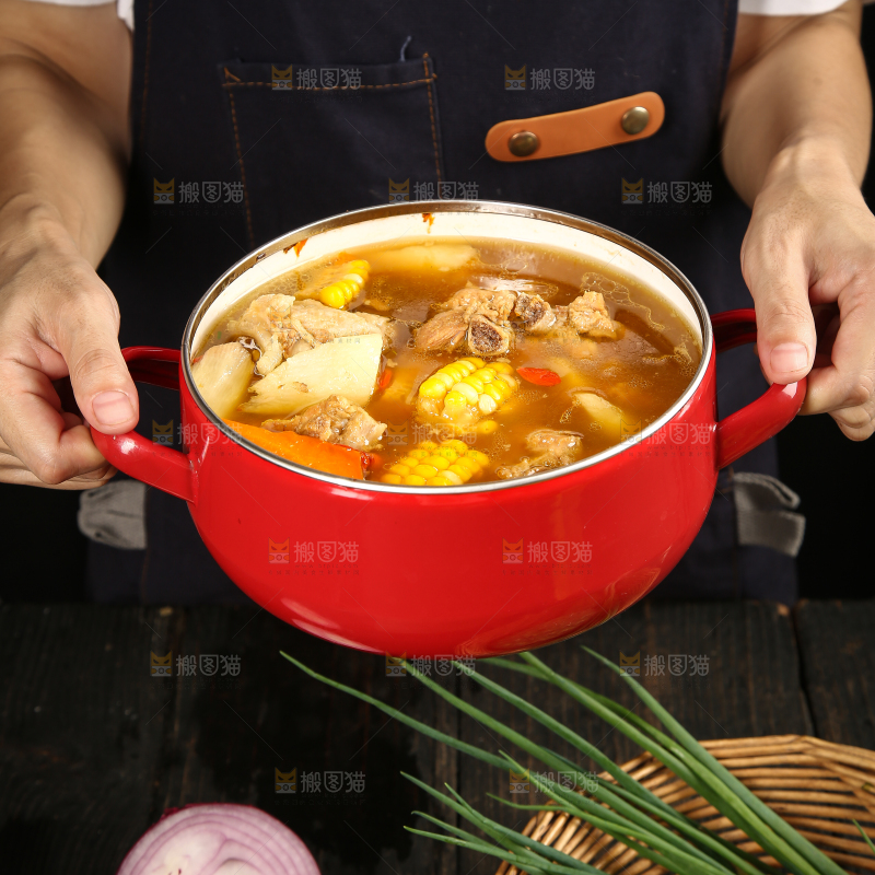 手里端着一碗玉米胡萝卜排骨汤